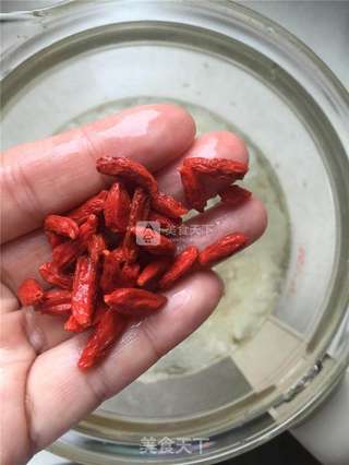 银耳枸杞桃花羹的做法步骤：2
