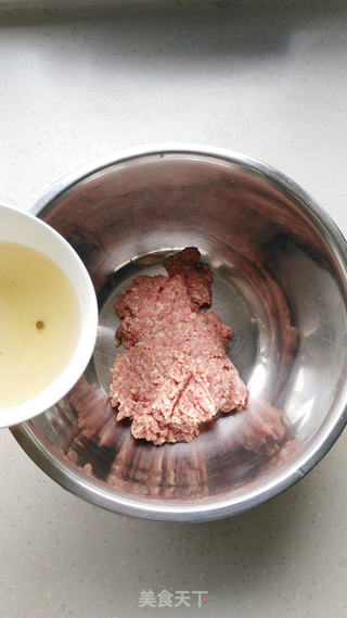 灌汤羊肉蒸饺的做法步骤:4