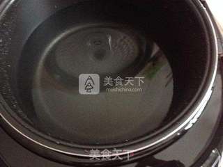 红菇瑶柱排骨汤的做法步骤:2