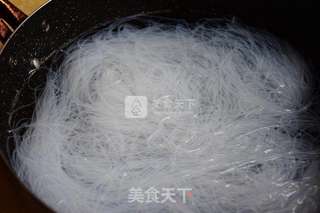 比手掌还大的扇贝【蒜蓉粉丝蒸虾夷贝】的做法步骤:2