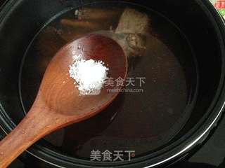 红菇瑶柱排骨汤的做法步骤:6