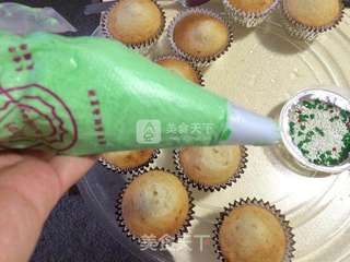 圣诞树纸杯蛋糕的做法步骤:10
