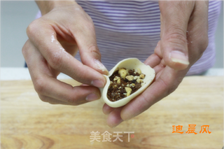 红糖花生三角包的做法步骤:7