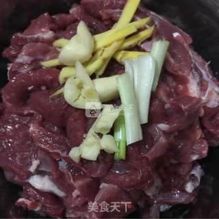 大葱爆羊肉的做法步骤:2