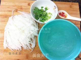 鸡汤萝卜水晶粉丝的做法步骤：2