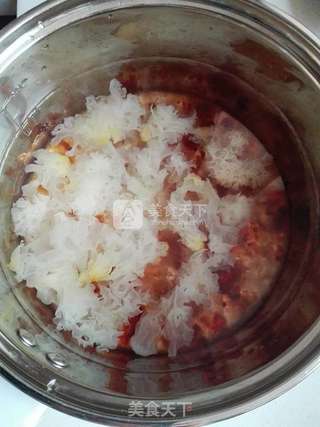桃胶银耳雪梨羹的做法步骤:3