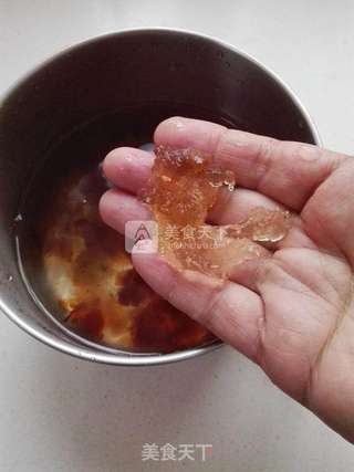 桃胶银耳雪梨羹的做法步骤:2