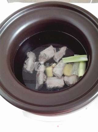 莲藕排骨汤的做法步骤:5