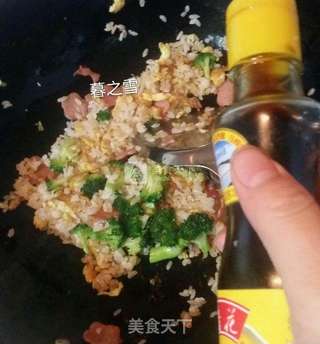 西蓝花培根炒饭的做法步骤:8