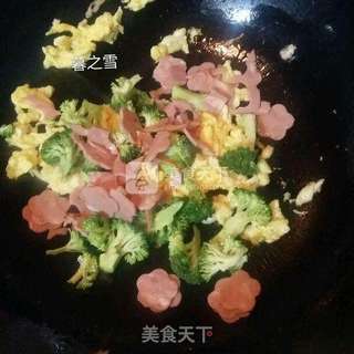 西蓝花培根炒饭的做法步骤:6