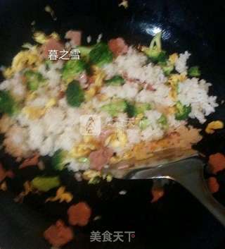 西蓝花培根炒饭的做法步骤:7