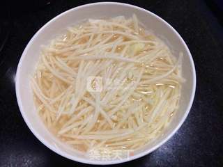 土豆丝卷饼的做法步骤:2