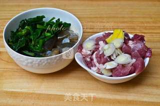 菠菜虾肉丸子的做法步骤:2