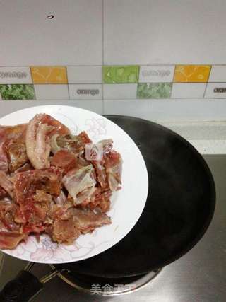 芹菜炒腊鸡的做法步骤:2