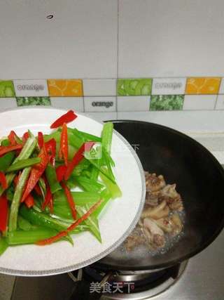 芹菜炒腊鸡的做法步骤:5