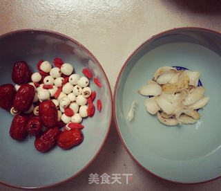 银耳雪梨莲子羹的做法步骤:2