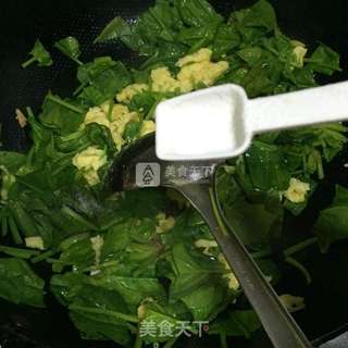 菠菜炒鸡蛋的做法步骤:6