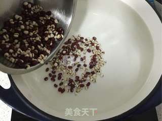 五谷养生养颜粥的做法步骤:3