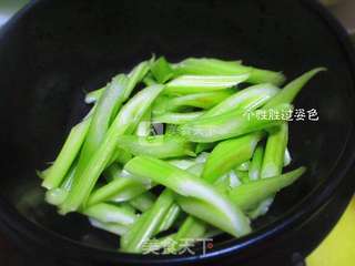 西芹胡萝卜的做法步骤：1
