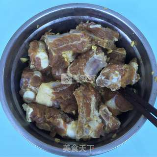 黑椒蒜蓉烤排骨的做法步骤:2