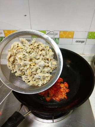 蛤肉炒西芹的做法步骤:4