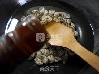 尖椒炒花螺的做法步骤：2