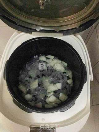 木糖醇银耳雪梨汤的做法步骤:3