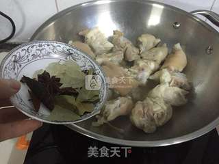 萝卜花生猪蹄煲的做法步骤:2