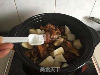 萝卜花生猪蹄煲的做法步骤:7