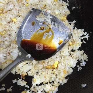 酱油蛋炒饭的做法步骤:5