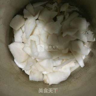 冰糖银耳炖雪梨的做法步骤：4