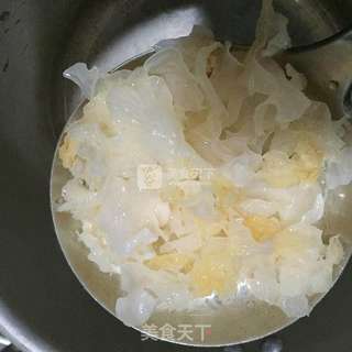 冰糖银耳炖雪梨的做法步骤：3