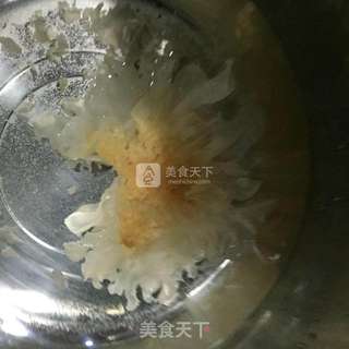 冰糖银耳炖雪梨的做法步骤：1