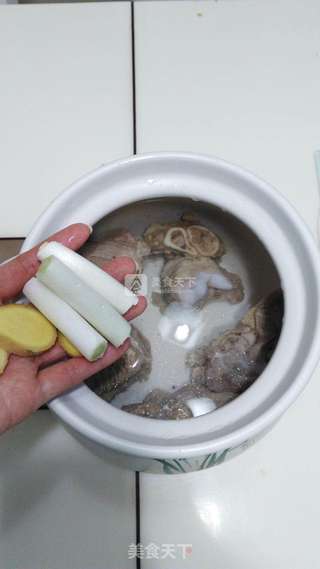 荸荠莲藕筒骨汤的做法步骤:2