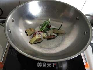 白萝卜焖羊蹄的做法步骤:2