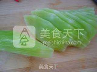 凉拌莴笋丝的做法步骤:2