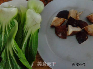 浇汁香菇油菜的做法步骤：2
