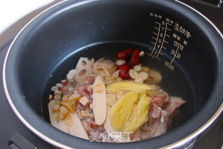 花旗参莲藕鸡汤的做法步骤:2