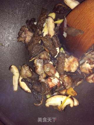 鸡肉炖双菇的做法步骤:4