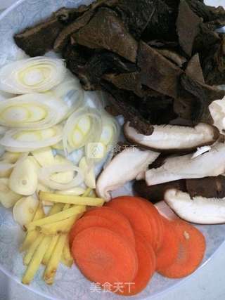 鸡肉炖双菇的做法步骤:2