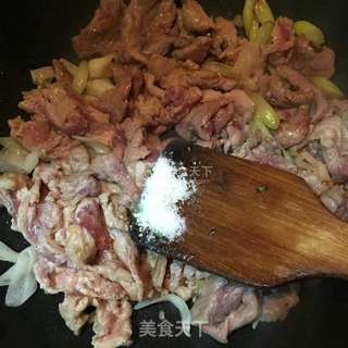 大葱爆肉片的做法步骤:6