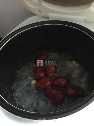 红枣银耳桃胶羹的做法步骤:5