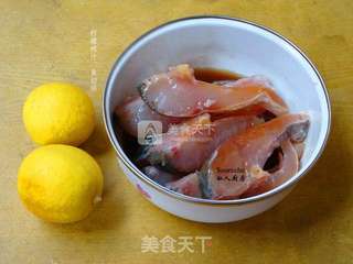 柠檬煎鱼的做法步骤:2
