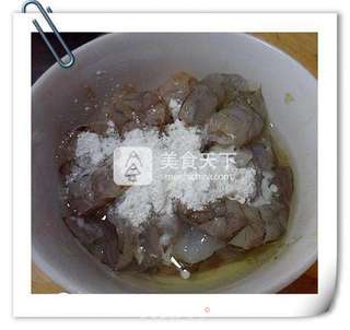 五彩虾仁的做法步骤:3