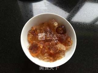 红枣银耳桃胶羹的做法步骤:2