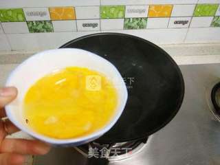 鸡蛋青豆小炒的做法步骤:3