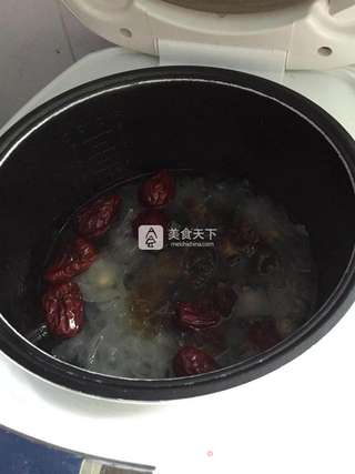 红枣银耳桃胶羹的做法步骤:6