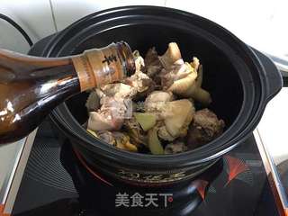 山药母鸡菌菇煲的做法步骤:3