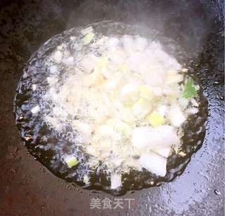 西红柿鸡蛋木耳炒米线的做法步骤:11