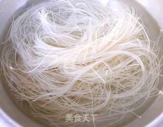 西红柿鸡蛋木耳炒米线的做法步骤:2